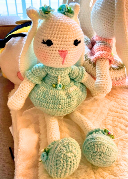 Muñeca de conejito y cordero de crochet: vestida para encantar