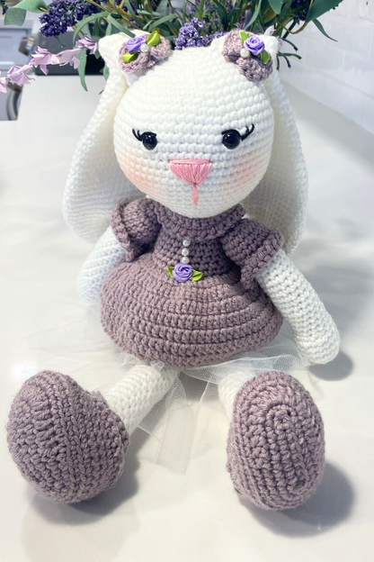Muñeca de conejito y cordero de crochet: vestida para encantar