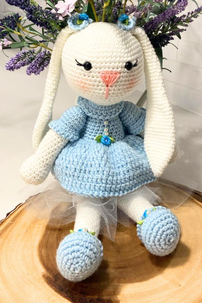 Muñeca de conejito y cordero de crochet: vestida para encantar