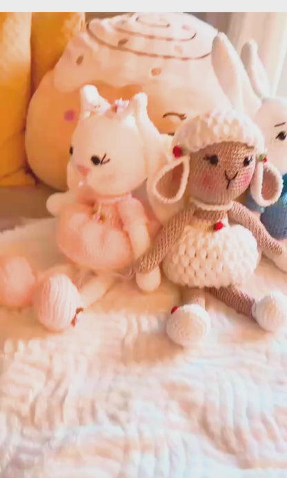 Muñeca de conejito y cordero de crochet: vestida para encantar